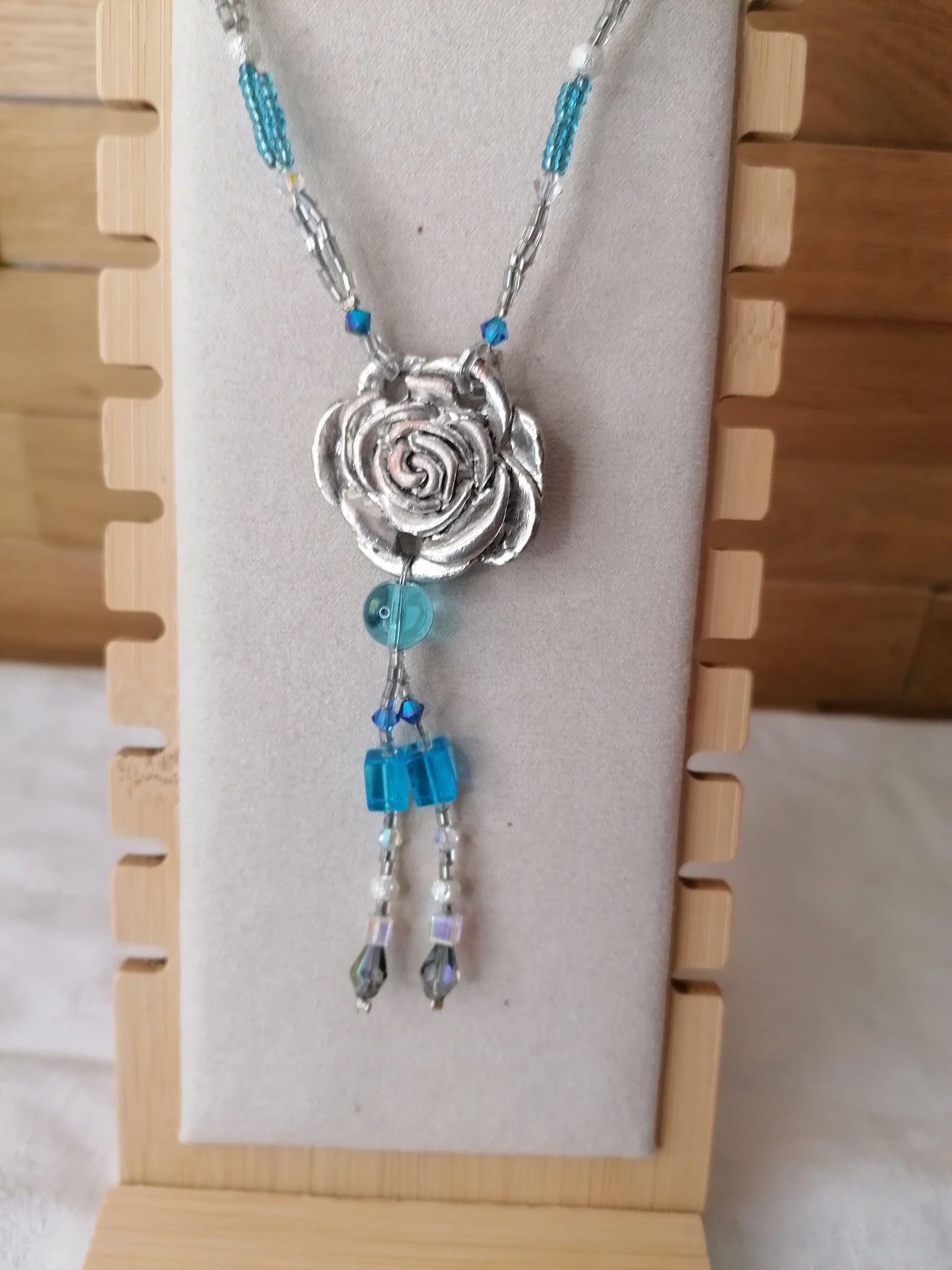 Collier rose avec des perles Swarovski "Edition unique"