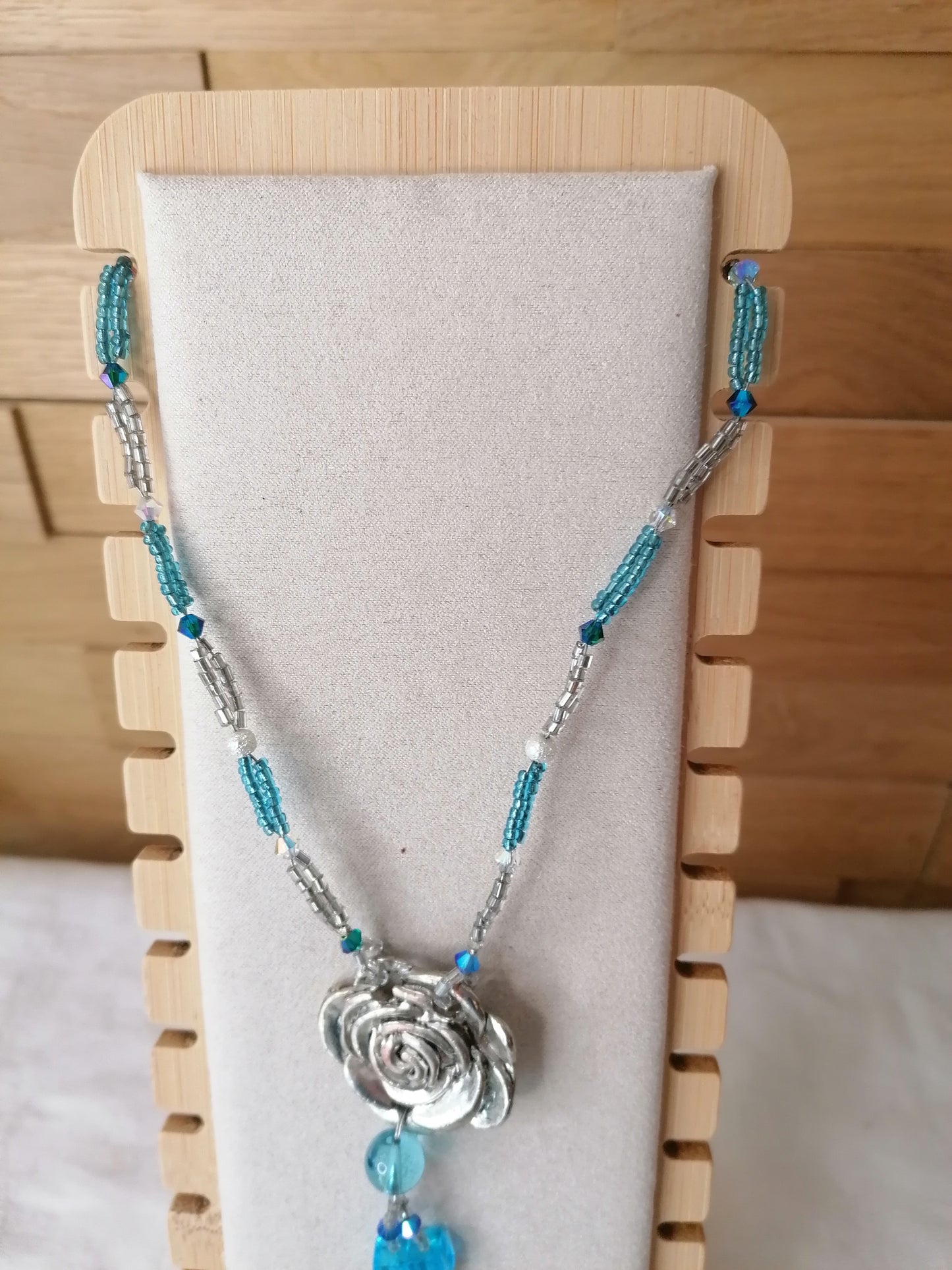 Collier rose avec des perles Swarovski "Edition unique"